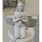 G603 polvistuva enkeli, jolla on ruusupatsas